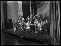 Fra Festiviteten i Sarpsborg,  18 skuespillere øå scenen i k