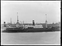 Sarpsborg havn med skipet "Kong Dag" 1932-33. Borge i bakgru