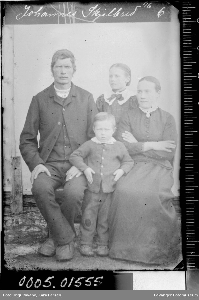 Gruppebilde av en mann, en kvinne og to barn.