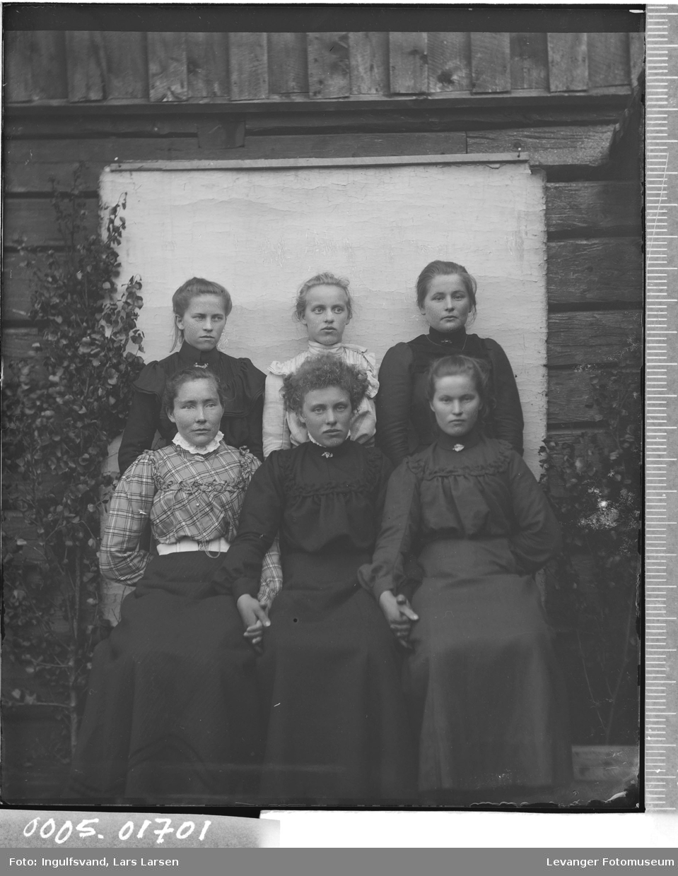 Gruppebilde av seks unge kvinner.