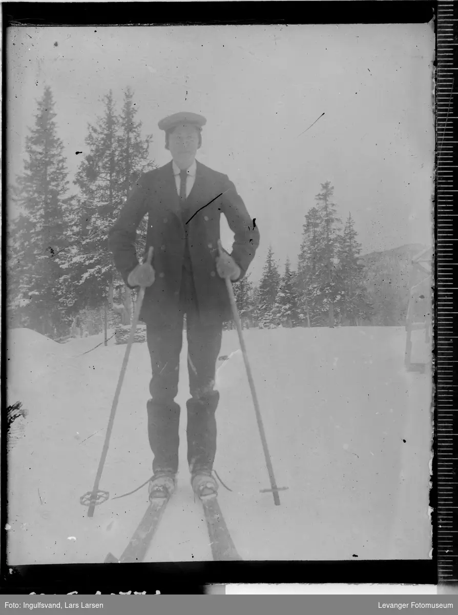 Portrett av en mann på ski.