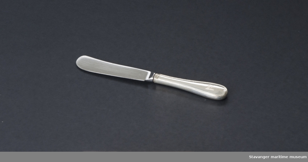 Smørkniv med blad av rustfritt stål, og skaft av sølvplett.
