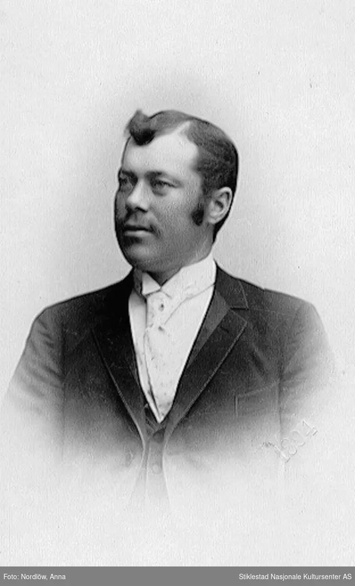 Portrett av ukjent mann med mustasje/bart, mørk jakke og hvit skjorte