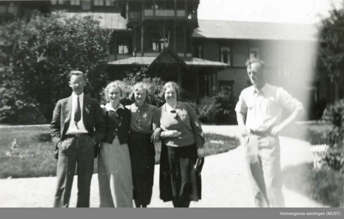 Gruppebilde foran Dalen hotell i Telemark. Datert 3. juli 1935. Gunhild Pedersen nr. 2 f.h.