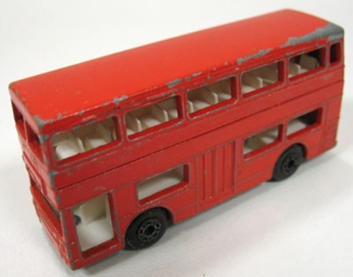 Röd buss.

En av 15 st. leksaksbilar av metall tillverkade av Lesney Products & Co. Storbritannien.

Bilarna är tillverkade i serian ''Match Box'' under 1970-talet. Förutom personbilar finns en tankbil, en hästkärra, en dubbeldäckad buss samt en traktorlastare. Flera av bilarna är hårt slitna.

Längd: 6,5 -10,7 cm.