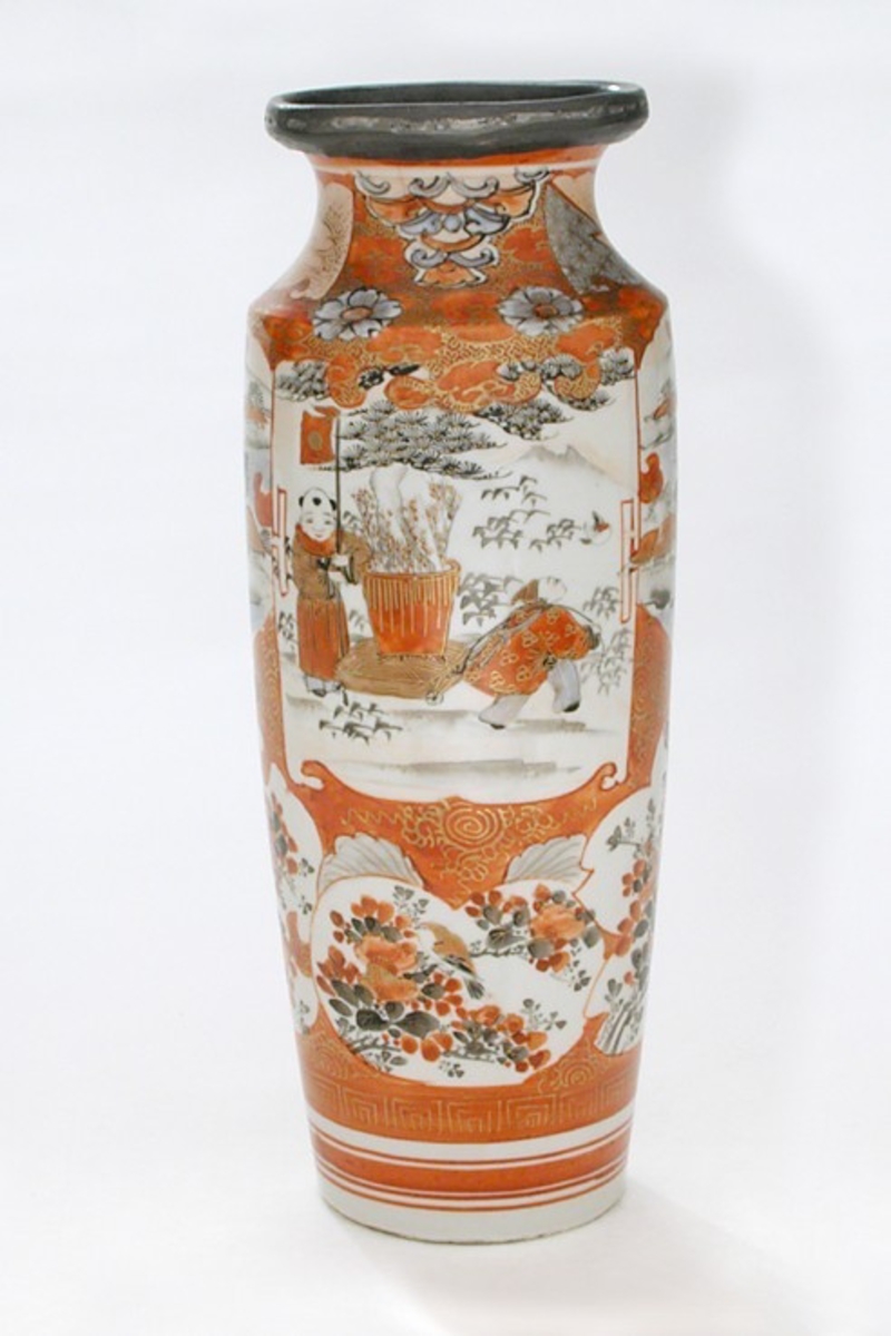 En av två vaser i vitt porslin med dekor i rött, guld och svart (emaljfärger) visande figurscener (skörd?), landskap med låga byggnader samt fasaner bland blommor.


Scenerna är invävda bland blomster- och brokadmönster.


På undersidan finns fyra tecken som tyder på tillverkning i Kutanifabriken i Kagaprovinsen i Japan.


Båda vaserna har skadade mynningskanter vilka inklätts med bly.

Föremålet ingår i en samling av porslin och 5 vapen är en testamentegåva av landsfogde Curt d´Orchimont f. 1898-1978
 och dennes hustru Elsa Hilda f. Abramson  1900-1996. Sedan giftemålet 1934 har makarna varit bosatta på Björkås i Vargön, Västra Tunhems socken, Västergötland.


Efter Elsa d`Orchimonts död 1996 trädde testamentet i kraft och samlingen överlämnades till Älvsborgs länsmuseum. Fastgheten Björkås överlämnades till Vänersborgs kommun medan lösöre och böcker lämnats till Vänersborgs bibliotek.