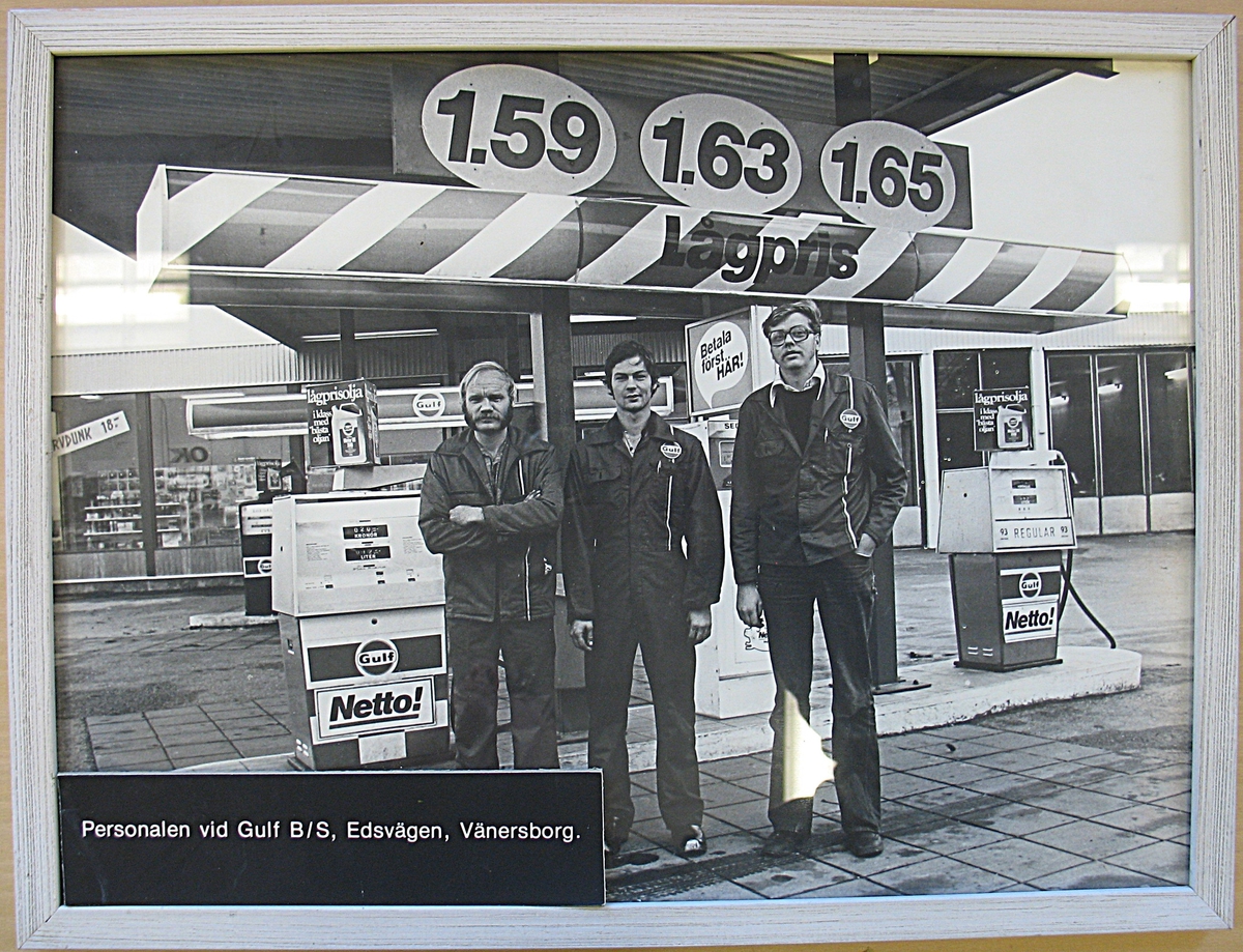 Fotografi taget av personalen vid Gulf bensinstation 1977. Bensinstationen låg vid Edsvägen i Vänersborg. Personerna på bilden är Ingemar Bråberg, John Lundell och Leif Alfredsson.