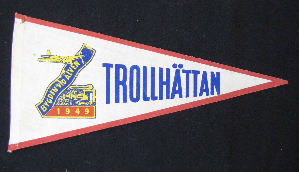 Cykelvimpel från Trollhättan. Motivet är tryckt  med motiv från utställningen ''Bygden vid Älven 1949''.

Vimpeln ingår i en samling av 103 stycken.