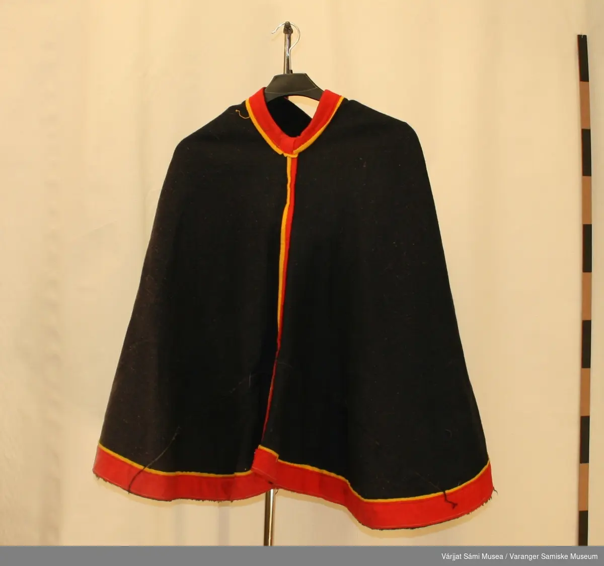 Luhkka sydd av svart klede, pyntet med rødt og gult klede.