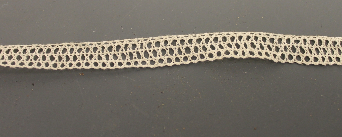 Maskinblonde, jevn hullmønstring.