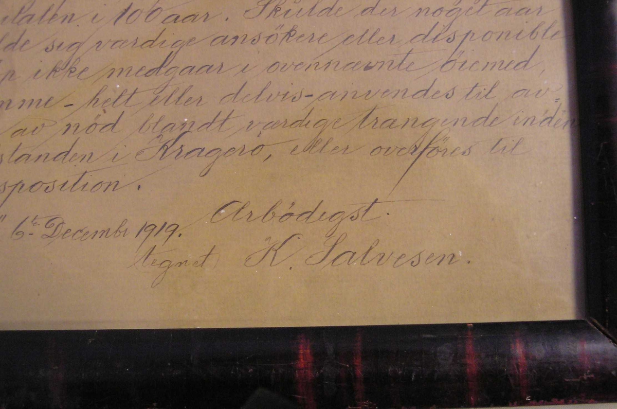 Innrammet erklæring fra K.Salvesen og gi kr. 50 000,- til legatet 
Kragerø 6.Desember 1919. I glass og ramme.