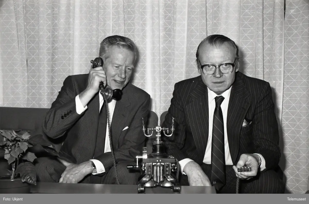 STK 
Standard Telefon og Kabelfabrik. Overlevering av første digitale telefonsentral, system 12, fra STK.