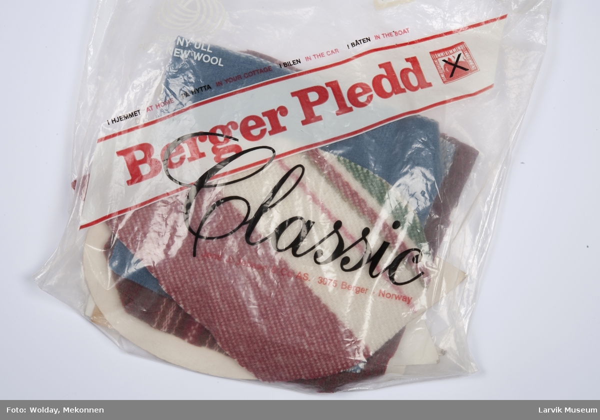 6 Mønsterdeler lomme, krage, mansjett og 5 tilskæringer til kåpe og cepe , ligger i en plastpose