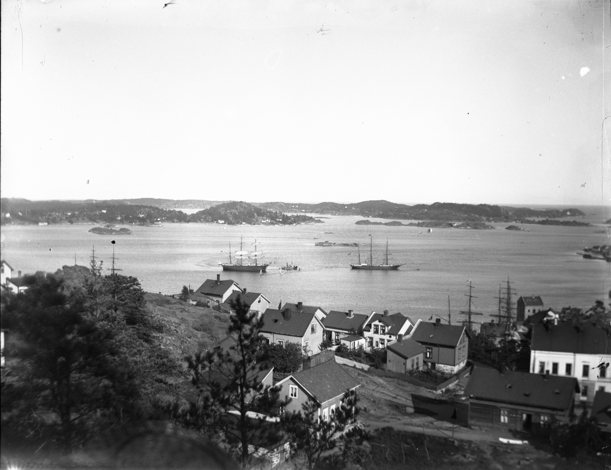 Utsikt fra Bakken mot Tangeheia og Bærøfjorden med seilskuter