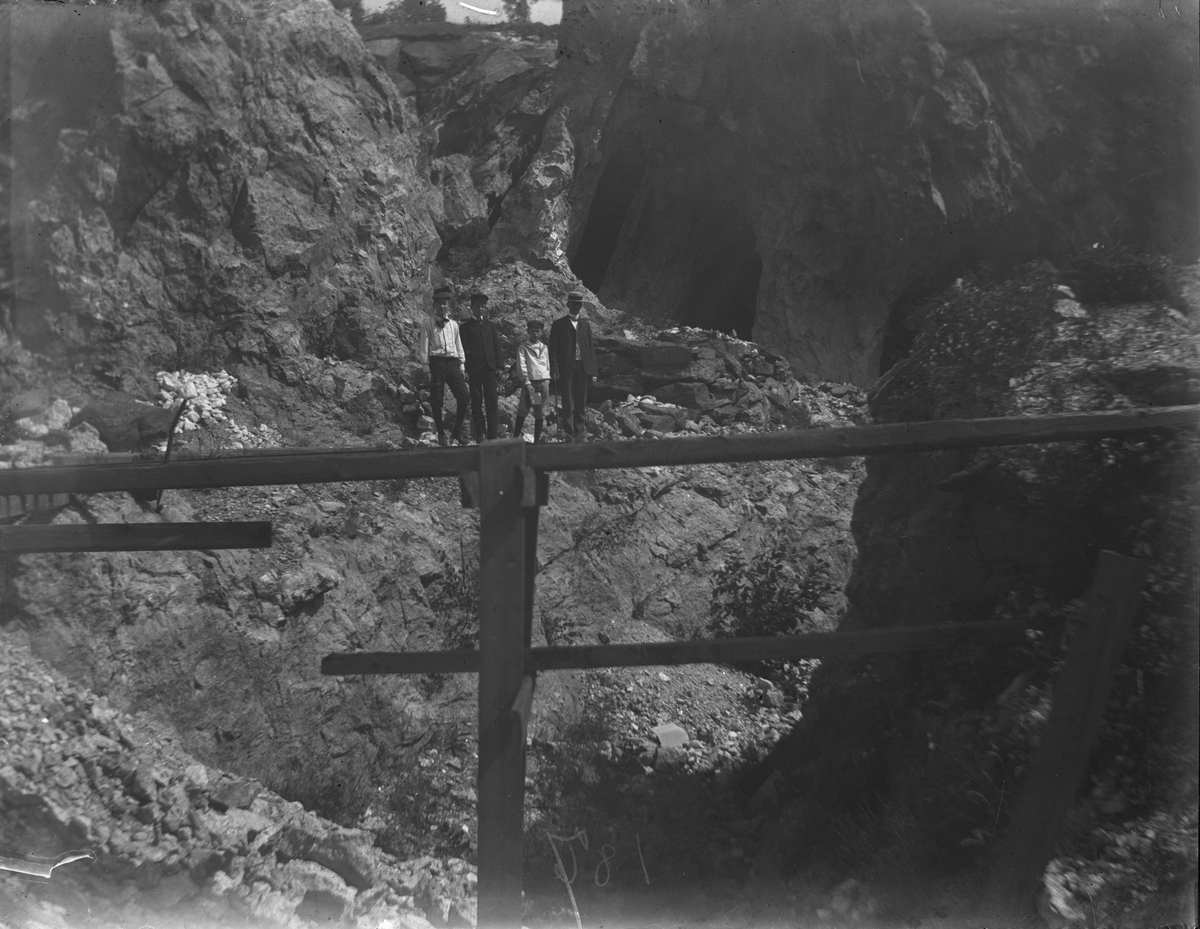 Tre menn og en gutt i  Tangenbruddet ved Kammerfosselven, Kragerø. Bildene er sannsynligvis tatt i 1906.