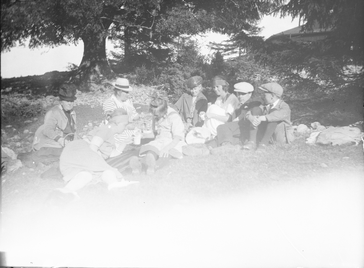 Gruppe barn og voksne i skogkanten, picnik ca. 1920-30