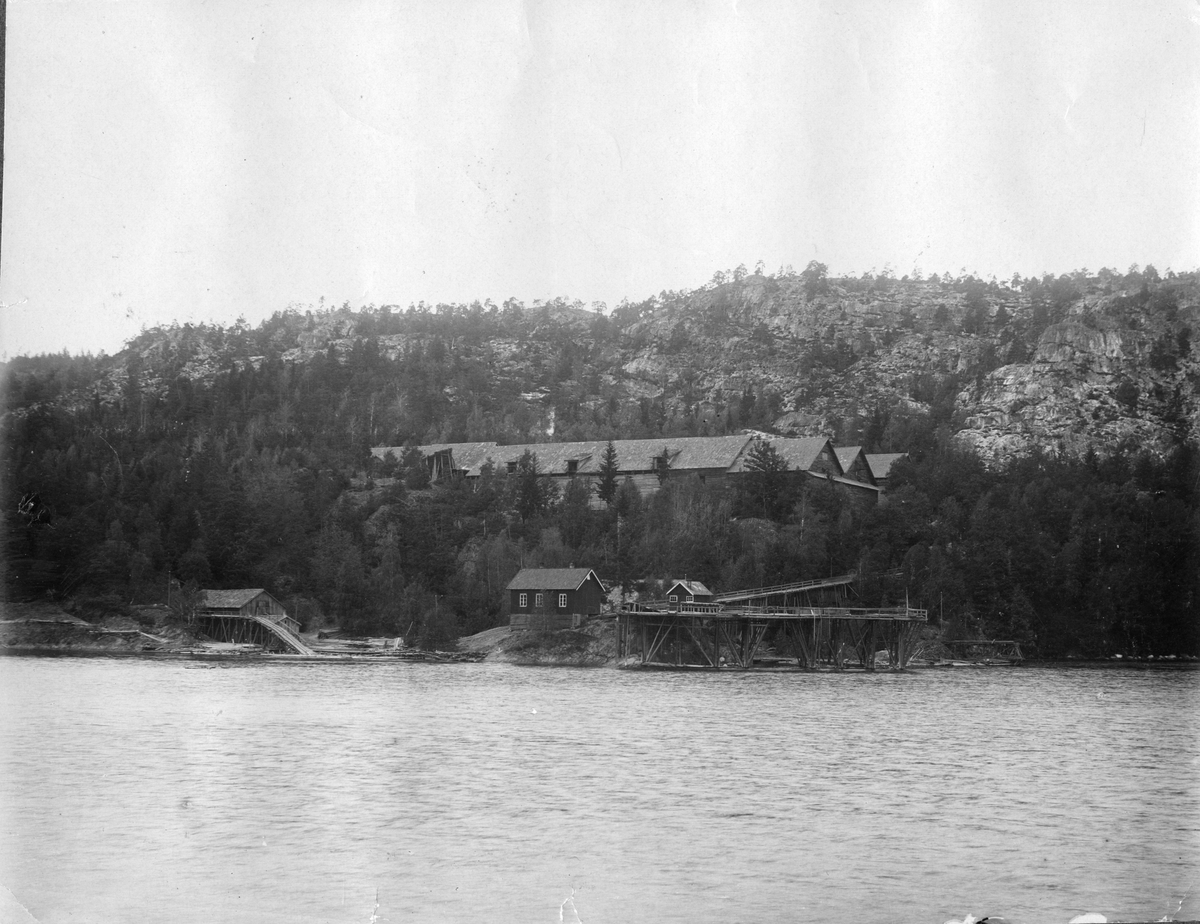 Snekkevik Isbruk, Frøvik gård hadde 20 ishus og var det største isbruk i Norge i sin tid. Ca.1900