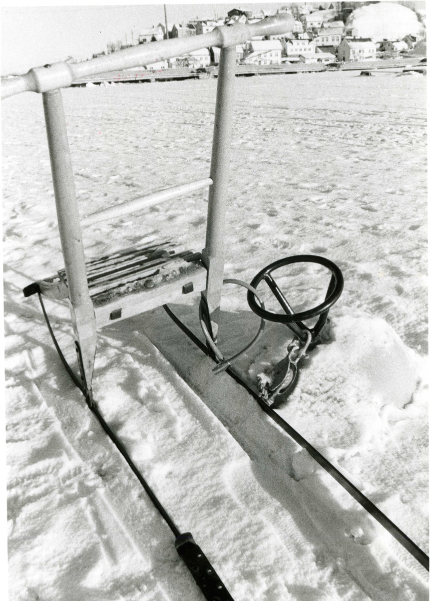 Isen la seg over fjorden og sparken ble tatt i bruk. Sparken er fortøyet til en bøye ved "Prommbrygga". Kragerø, 1980-tallet