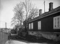 Bolighus. Bakside av husrekke i Klostergata.