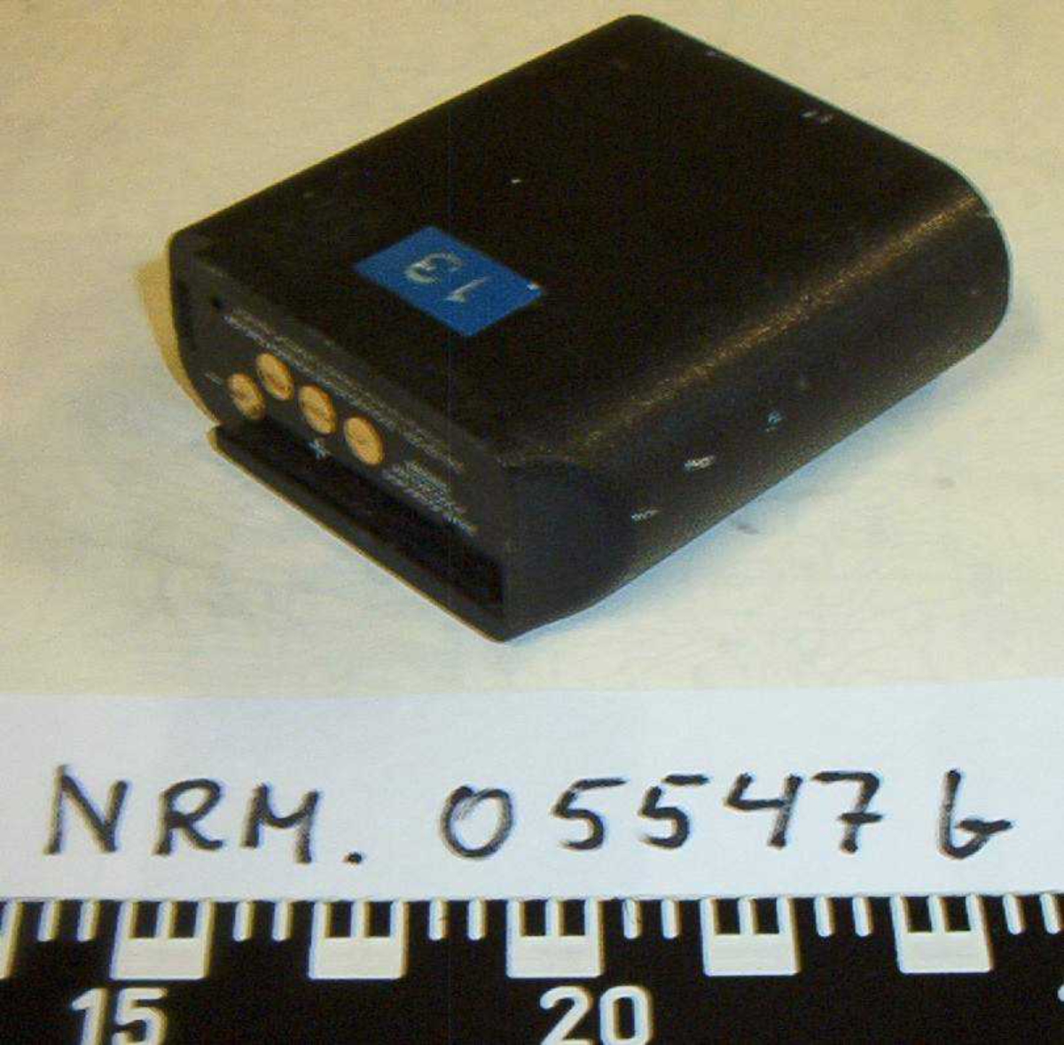 NRM.05547a:
Monofor Telsy TS 520 G  -  3091
Codes: 0 Crypto 0
            1 Crypto 1
            2 Crypto 2
            3 Crypto 3
            9 Clear
Klar tale  - stilling 9
Velg riktig kode 1 - 3
Synkronisering 5 sek., etter 10 min. pause
Batterilading: Bruk monofonen 5t/måned
Ta vare på monofonen

NRM.05547b:
Batteri merket: 13 på blå tape

NRM.05547c:
Batterilader Ericsson Type 4227 - med løst batteri Ericsson Type 3009,
med ledning / kontakt.