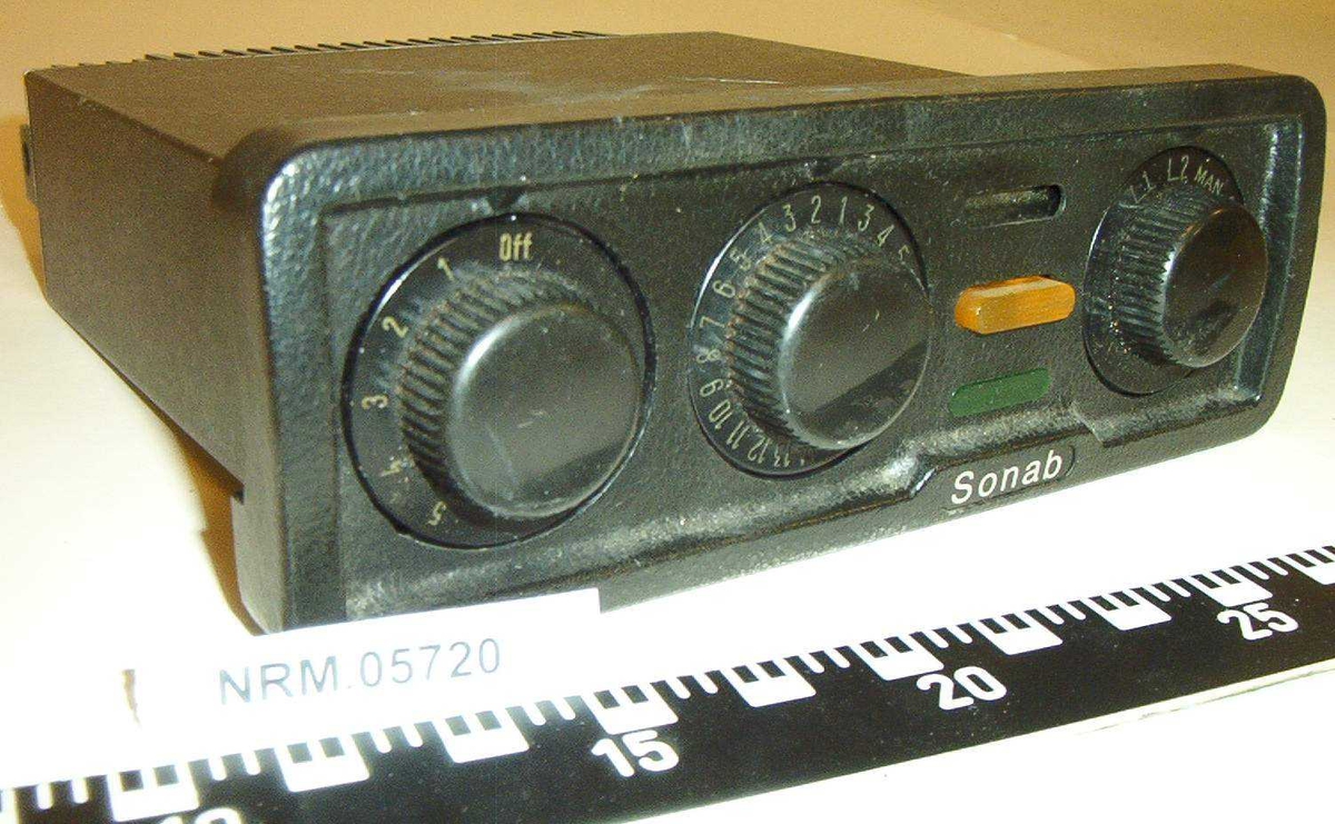 Beregnet for kjøretøymontasje, men også for bruk i transportkoffert. Benyttes også som reserveradio i operatørpult.