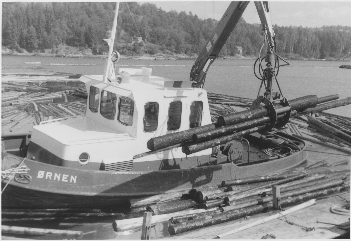 M/S Ørnen løfter tømmer med kranen ved Klovholt utslagsplass, Solum 1969