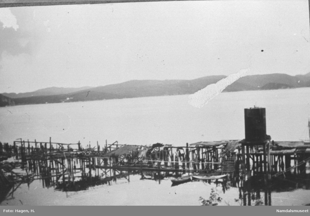 Namsos sentrum. Namsos havn ved "Kapteinhullet" etter bombingen i 1940.

