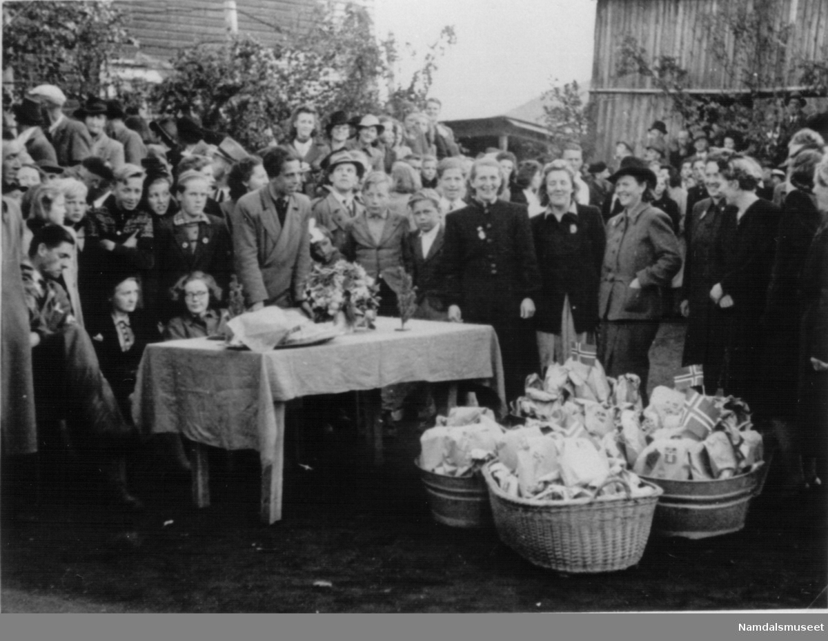 Namsos. Farvel-fest i russerleiren (fabrikken). Utdeling av pakker russerne. Sittende fra venstre: Knut Knudsen.