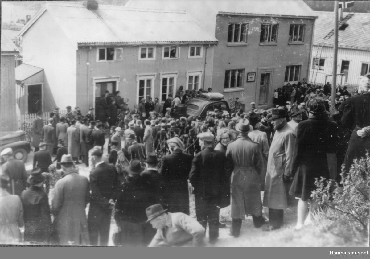 08.05.1945. Ved Namsos Politistasjon. Publikum venter på få å se nazistene arrerstert.