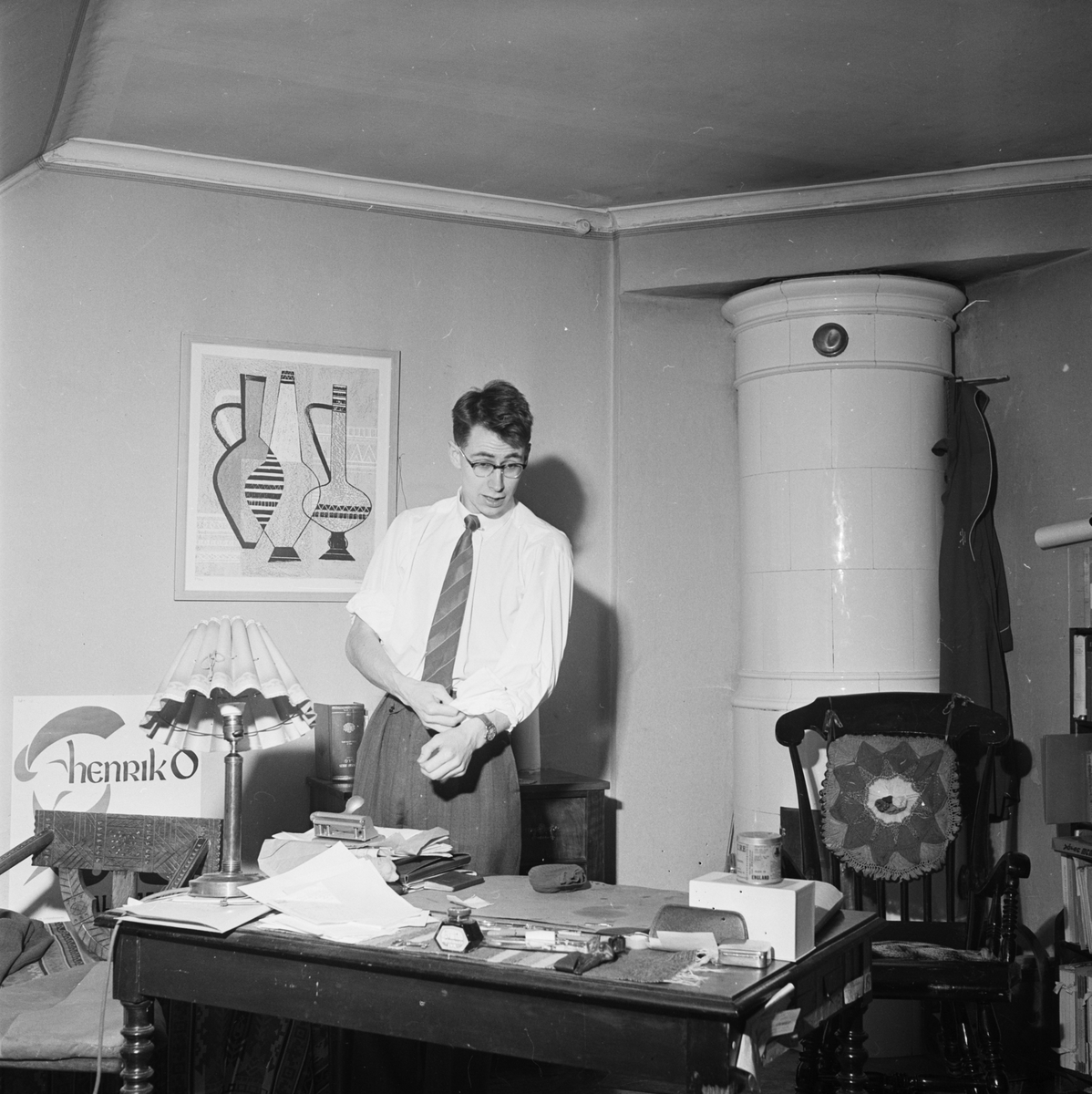 "Modärna och omodärna studentrum", ung man vid skrivbord, Uppsala 1956