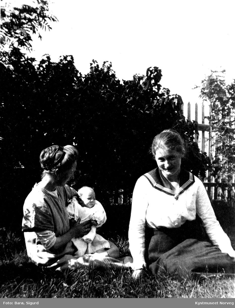 Tina Walderløffs med datteren Margit og Eva Nilsen i en hage på Barøya i Flatanger