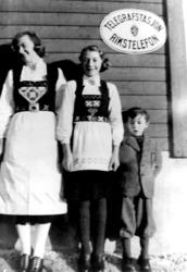 Anna, Reidun og Helmer Henrikøy