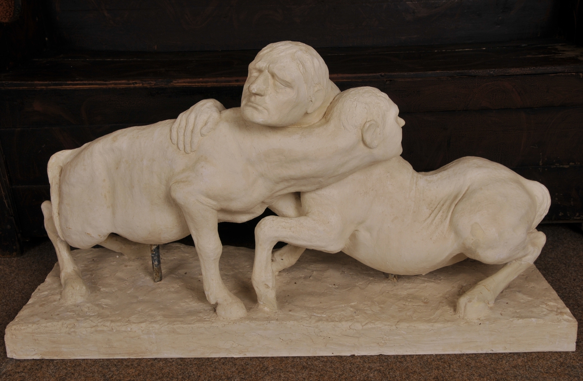 To kentaurer som omfamnar kvarandre, frå gresk mytologi.