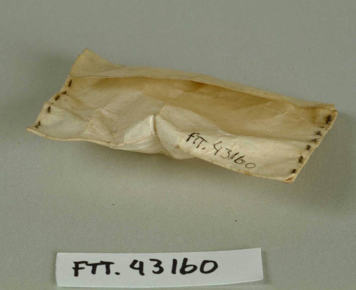 En mappe eller konvolutt av pergament, sydd sammen av b.tråd. En klaff brettes over åpningen. 