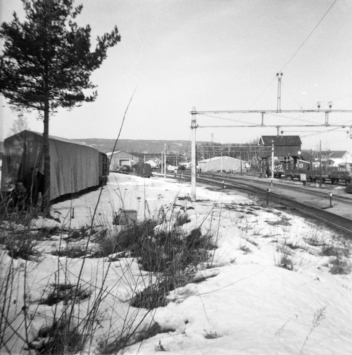 Oversiktsbilde fra Sørumsand stasjon. Urskog-Hølandsbanens lokomotiver under pressenning.