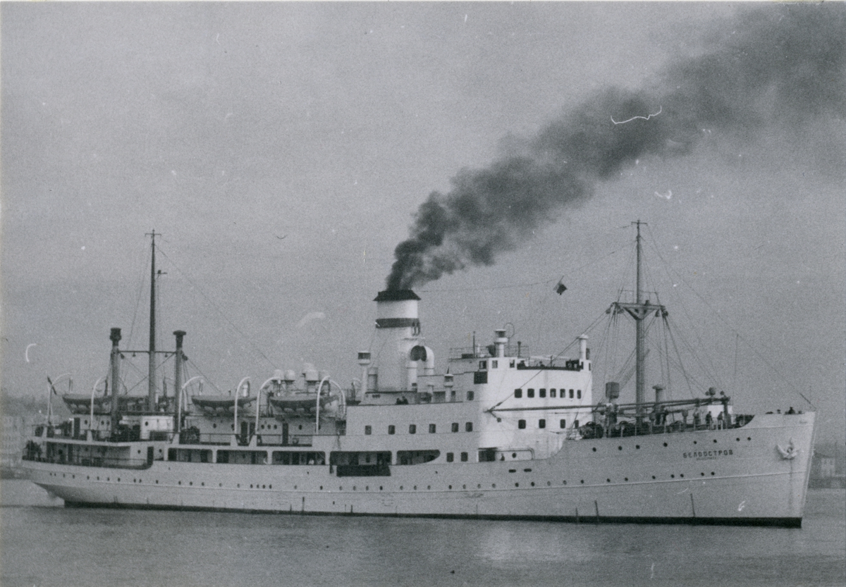 Foto från 1949 visande passagerarångfartyg BELOOSTROV av Ryssland under gång på Stockholms ström.
Foto: Ossi Janson