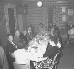 Tynset, TIF Festen, Mennesker rundt et bord, Mat og drikke