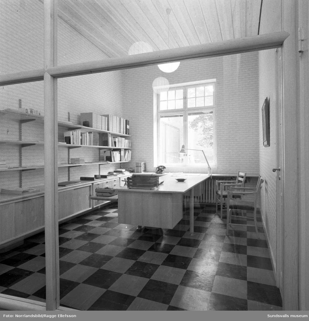 Sundsvalls museum: interiör från litteraturrummet och genom glasväggen, putsning av valven i nedre våningen, sal i andra våningen under målning, takarbeten på nedre våningen samt restaurering av gammalt ornament.