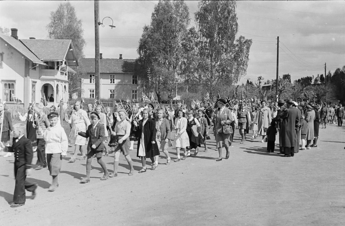 17. mai. Elverum. 
 1950. 
 Folketog, Trysilvegen. 