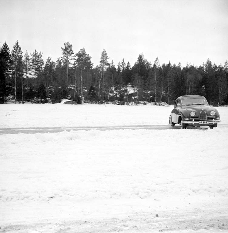 Bilkörning på glatt underlag - Rönnevattnet eller Runnevattnet, en mindre sjö nordöst om Uddevalla tätort