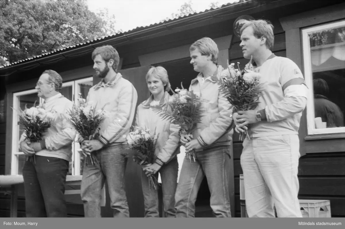 Bågskyttar hyllades med gåva och blommor i Lindome, år 1984.

För mer information om bilden se under tilläggsinformation.