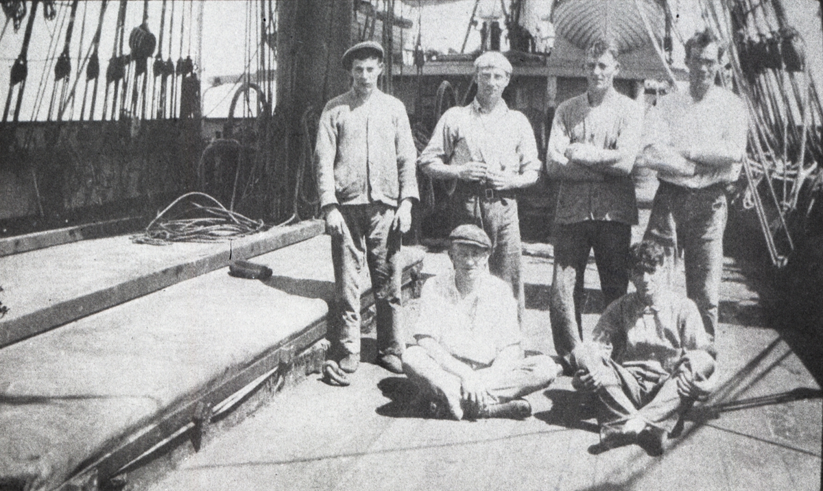 Seks sjømenn ombord i bark 'Edel'.