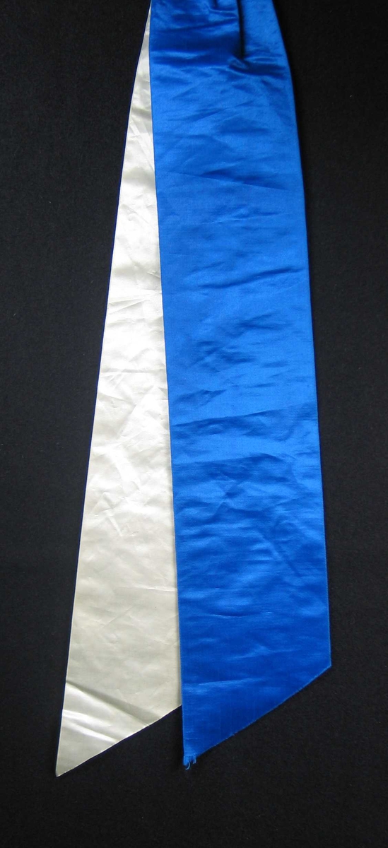 Begravelsessløyfe i hvit og blå silke uten tekst.