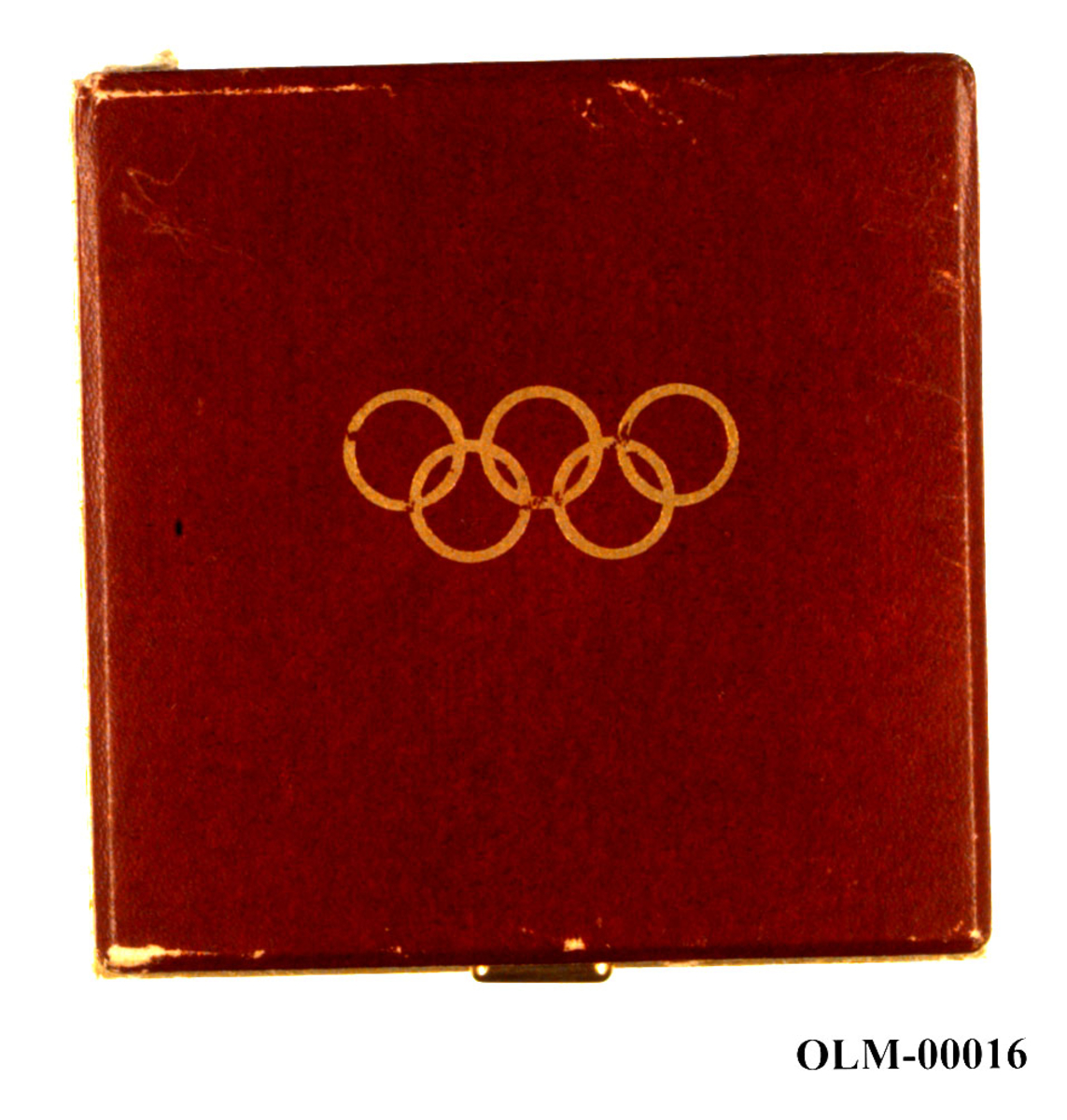 Bronsefargede minnemedaljer med motiv av rådhuset i Oslo, de olympiske ringene og snøkrystaller..