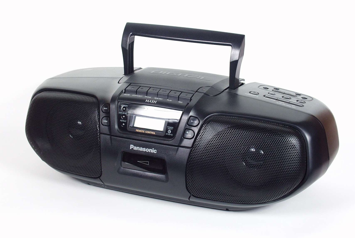 Bærbart digitalt stereoanlegg med CD-spiller, radio og  kassettspiller. Stereoanlegget er laget i svart plastmateriale og har stømlinjeforma design der alle detaljer er avrunda.