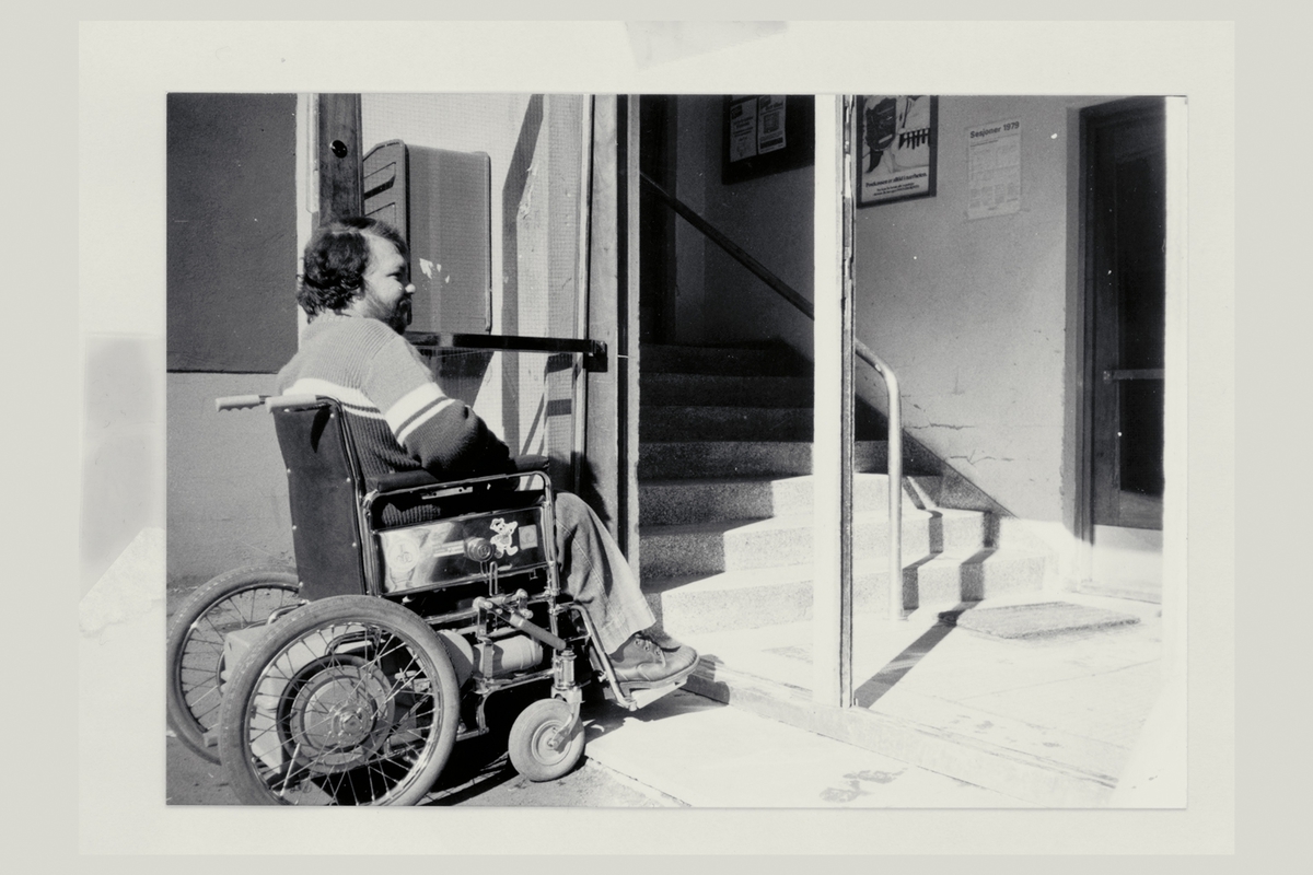 eksteriør, postkontor, Jan Gudmundsen, sitter i rullestol, handikapet, postkasse, utenfor inngangspartiet