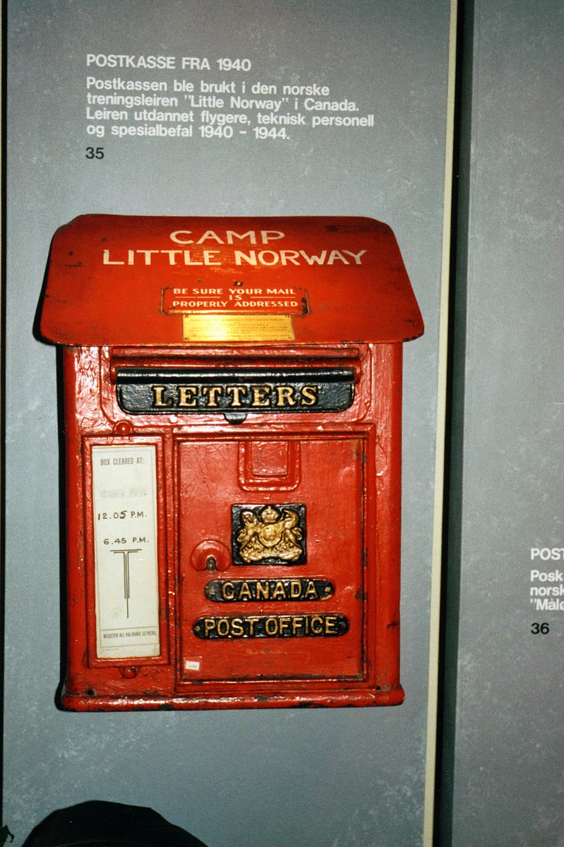 Postmuseet, utstilling, postkasse fra 1940, brukt i den norske treningsleieren Little Norway i Canada