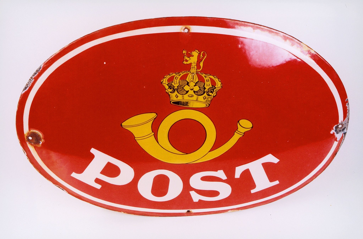 postmuseet, gjenstander, skilt, opplysningskilt, ovalt posthornskilt med løve, krone og posthorn fra 1935