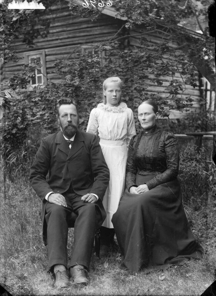 07.07.1902. Th. Isum med familie. Gruppebilde, kvinne, mann, jente