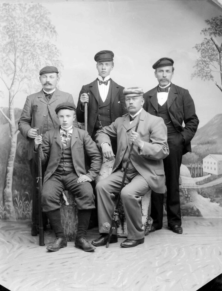 08.08.1902. Slakter Holi med følge. Gruppebilde, menn, 3 med fiskeredskaper.